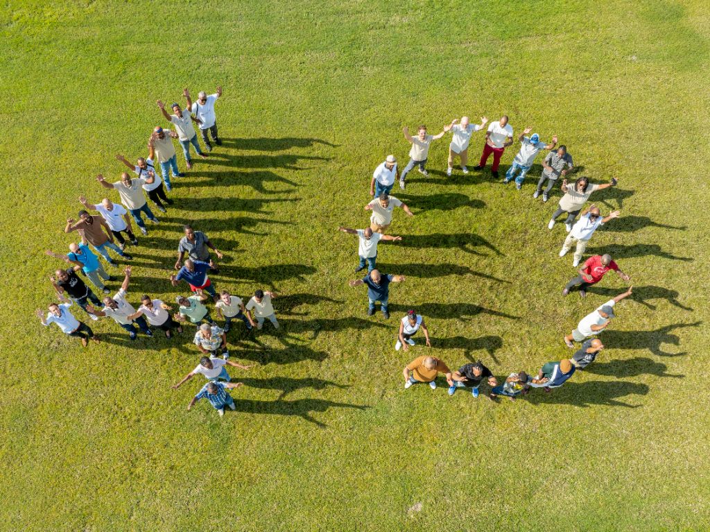 L'équipe COMABAT — vue aérienne des collaborateurs formant le chiffre 40